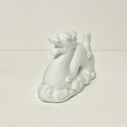 雲上の龍(タツ) 白磁のドラゴンのフィギュリン 2枚目の画像