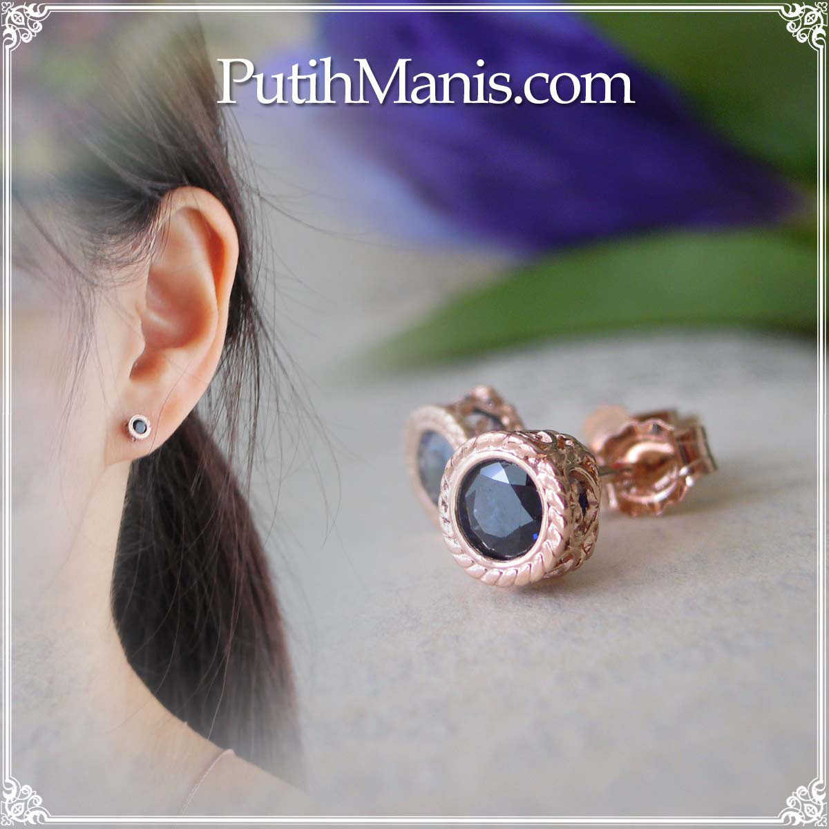 9月誕生石サファイアピアス・透かし細工が美しいサファイヤ一粒石ゴールドピアス (p-fil32-08g)