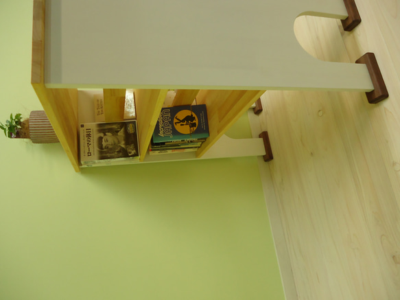 【現品限り！　クリアランスセール１２月１０日まで】ベッドの横に置いて使う両面収納できるDVDラック本棚 単行本が１４４冊 5枚目の画像