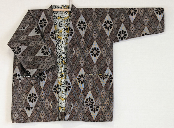 Creema限定着物生地を使ったリバーシブルでも着れるモダン半纏です。表は絹、裏は綿生地です。両方楽しめます。贈り物に! 2枚目の画像