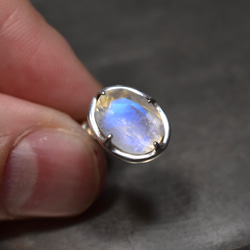 White labradorite pierce 5枚目の画像