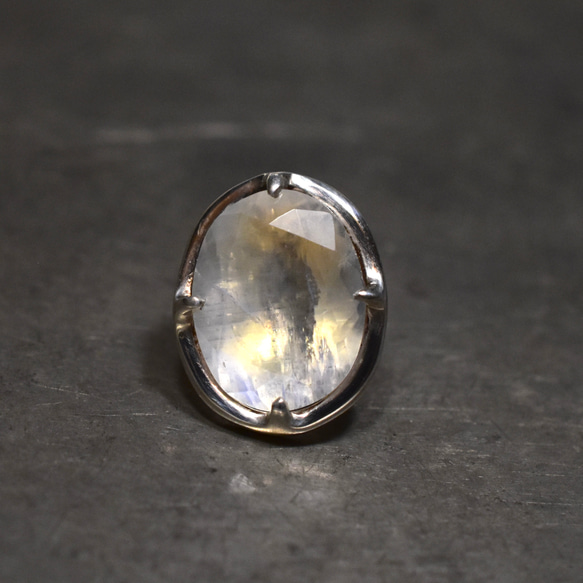 White labradorite pierce 1枚目の画像