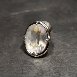 White labradorite pierce 2枚目の画像