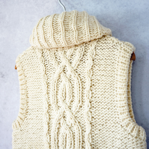 ラスト1点【即納可】ローゲージウール・へちま衿ケーブル編みベスト（N