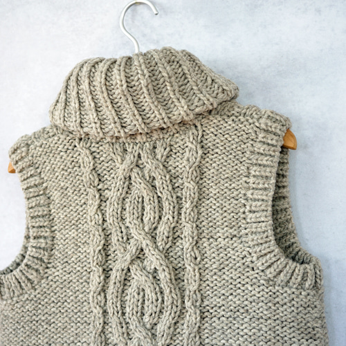 ラスト1点【即納可】ローゲージウール・へちま衿ケーブル編みベスト