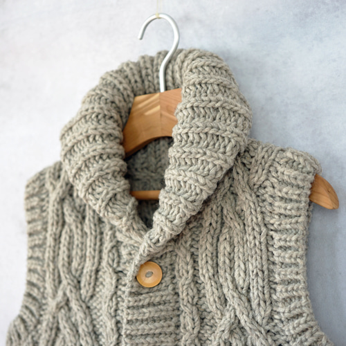 完売】ローゲージウール・へちま衿ケーブル編みベスト（N-450073