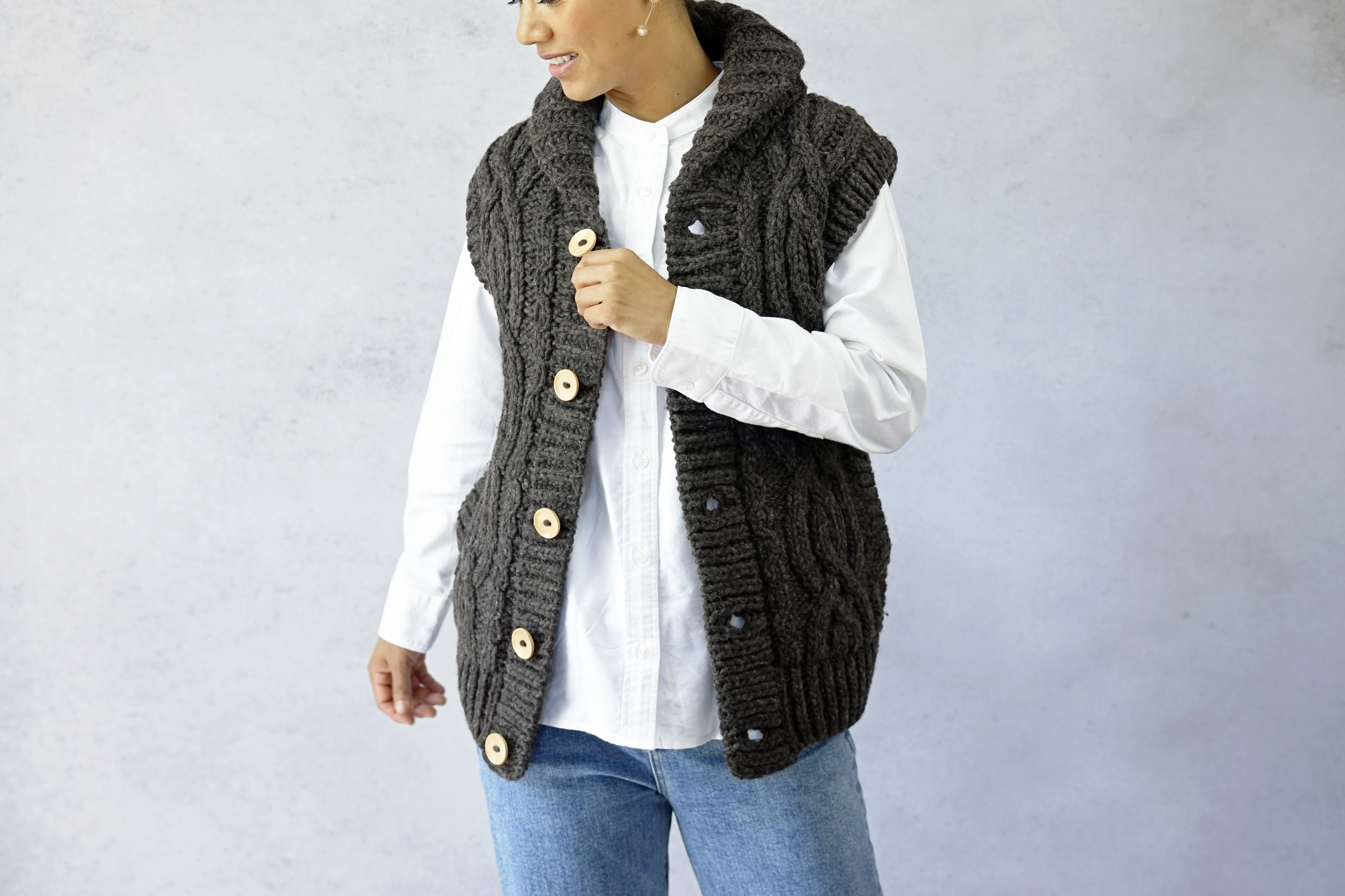 ラスト１点【即納可】ローゲージウール・へちま衿ケーブル編みベスト（N-450073-チャコール）