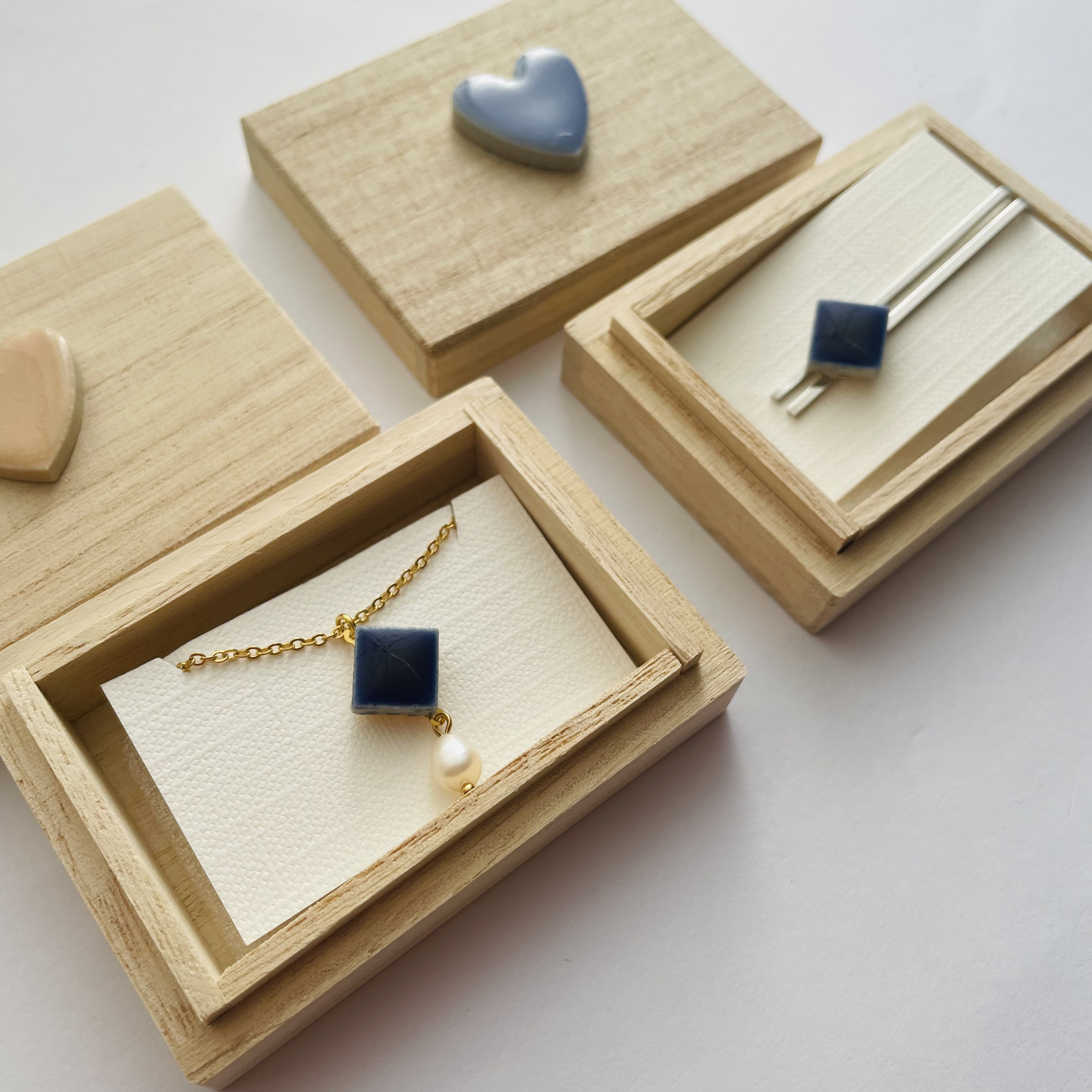 日本伝統美濃焼藍色ペアネクタイピン＆淡水パールネックレス　記念日　誕生日