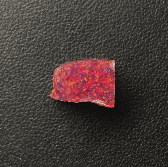 《人工オパール》(ネオンオパール) 原石 マダー/赤斑 2.8g (樹脂含侵) 1枚目の画像