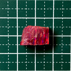 《人工オパール》(ネオンオパール) 原石 マダー/赤斑 2.1g (樹脂含侵) 2枚目の画像