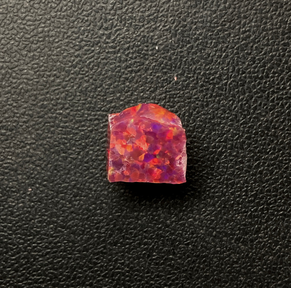 《人工オパール》(ネオンオパール) 原石 マダー/赤斑 1.7g (樹脂含侵) 1枚目の画像