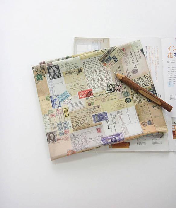 ヴィンテージ コラージュ デザイン レトロな手紙と切手柄 コットン生地 45㎝単位カット Retro Post 5枚目の画像