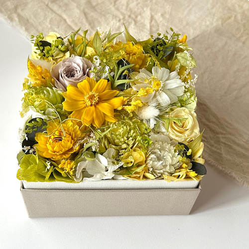 □イエローの花が咲くフラワーボックス□ イエロー プリザーブド 