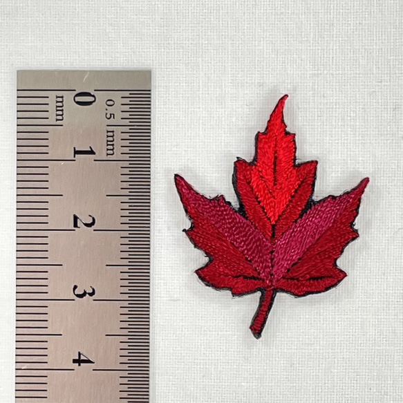 楓 カエデ メープル 落ち葉 紅葉 ワンポイント　刺繍　ワッペン　アップリケ　シール可 2枚目の画像