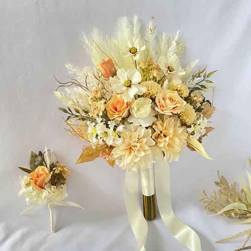 クリームカラーダリアとコスモスの クラッチ ブーケ（アーティ