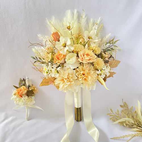 クリームカラーダリアとコスモスの クラッチ ブーケ（アーティ