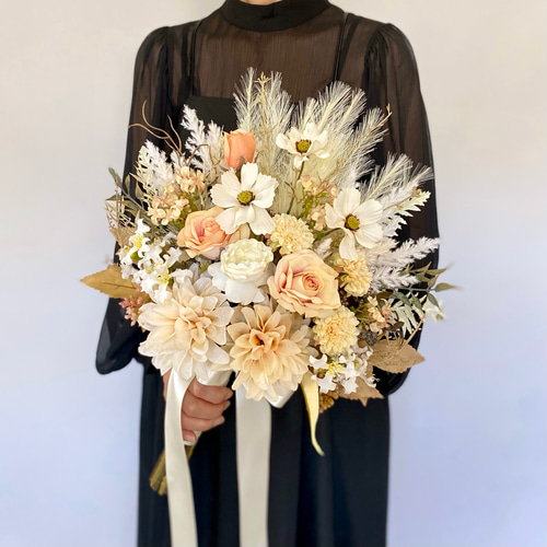 クリームカラーダリアとコスモスの クラッチ ブーケ（アーティ