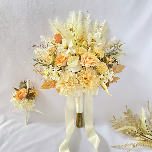 白ダリア×ブルー×黄色クラッチブーケ☆ブートニア クリームカラーダリアとコスモスの クラッチ ブーケ（アーティ