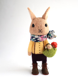 羊毛フェルト人形　ウサギ（キノコと） 1枚目の画像