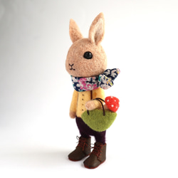 羊毛フェルト人形　ウサギ（キノコと） 2枚目の画像
