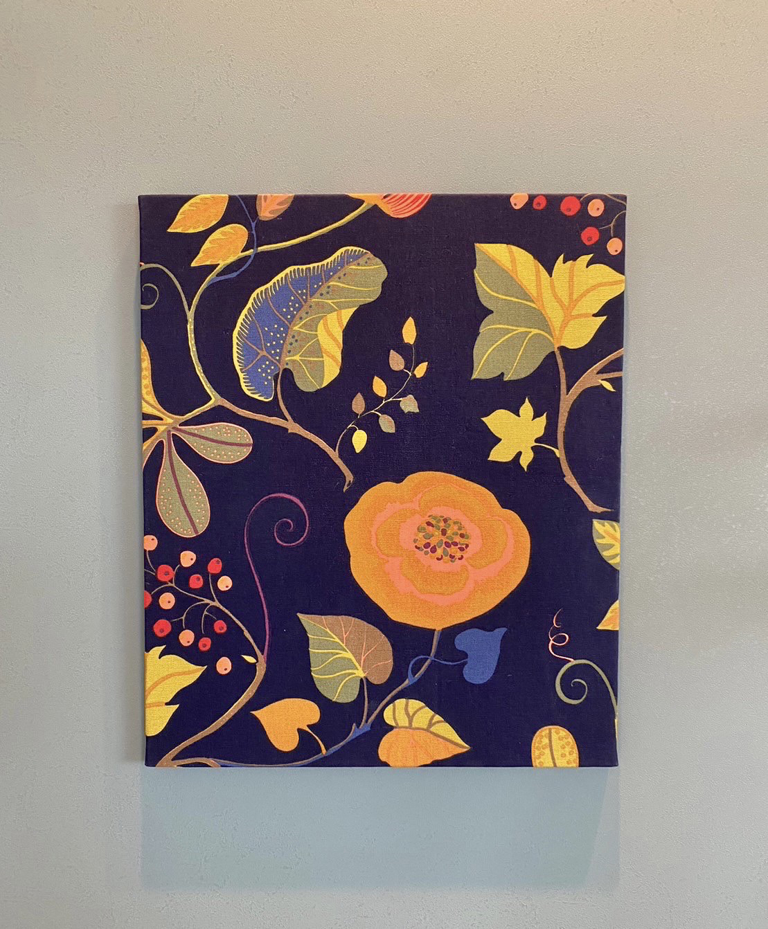 落ち着きと力強さのある柄が魅力　スウェーデン生地を使用したファブリックパネル　北欧　オレンジ