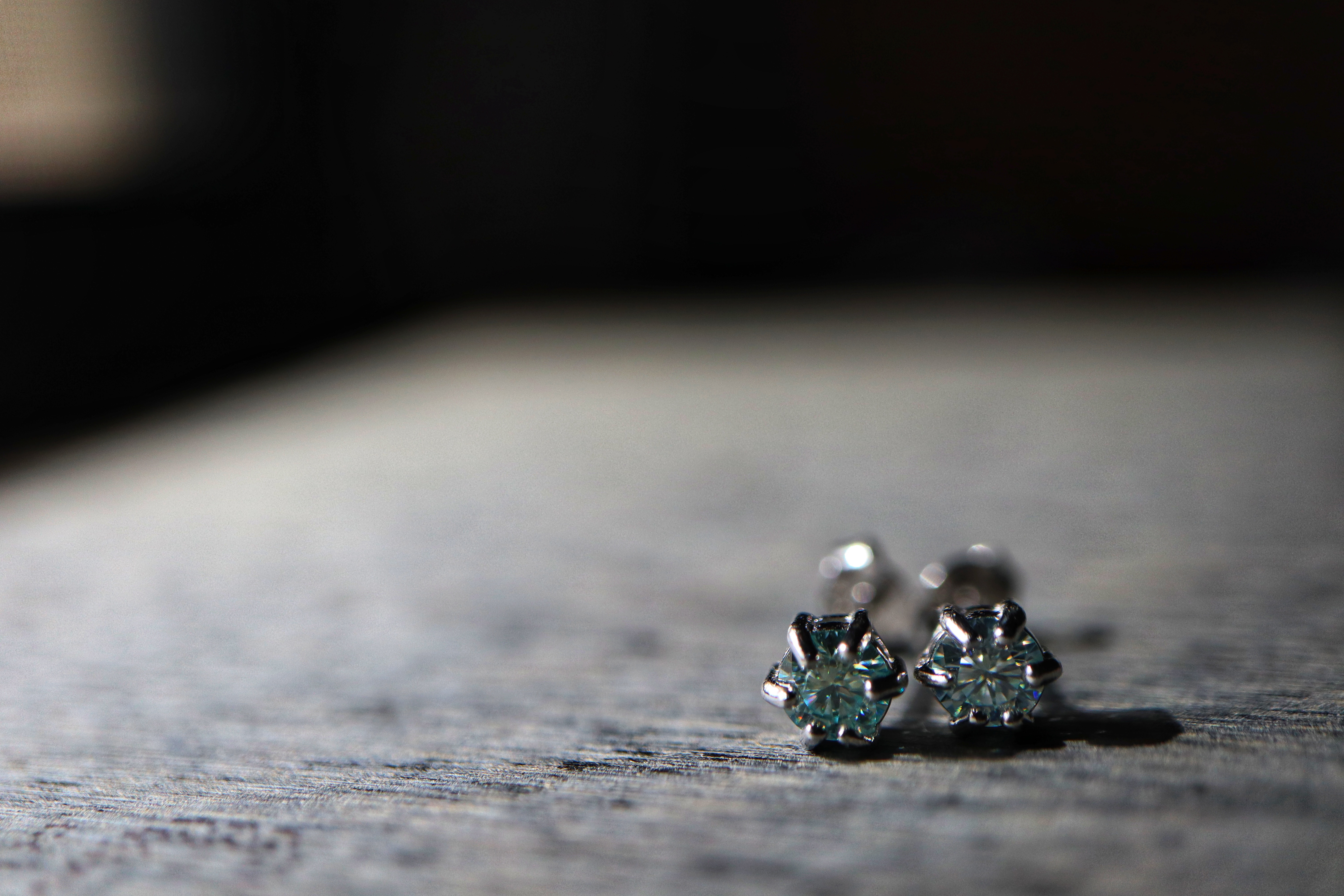 モアサナイトの一粒ピアス