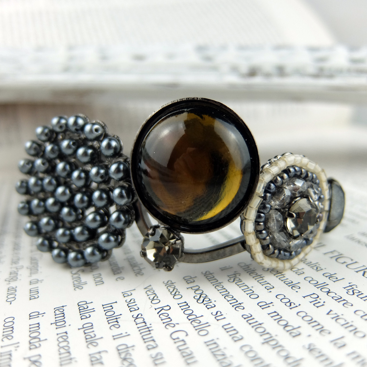 エッセレ・開閉可能なバングルブレスレット・グレーガラスパールとセピアカラーのカボションブレスレット