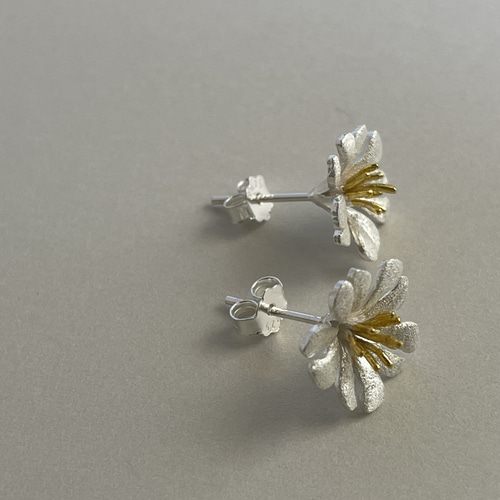 人気絶頂 セラスチウム／夏雪草ナツユキソウ✴︎ハート花びらピアス アクセサリー