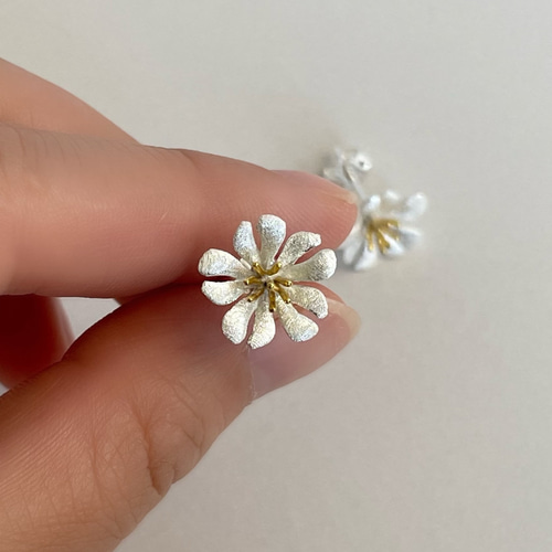 久しぶりのビーズ刺繍ピアスシリーズ🪡♡ ． 今回はハワイ