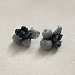 オリーブの花の耳飾り(ブラック) 1枚目の画像