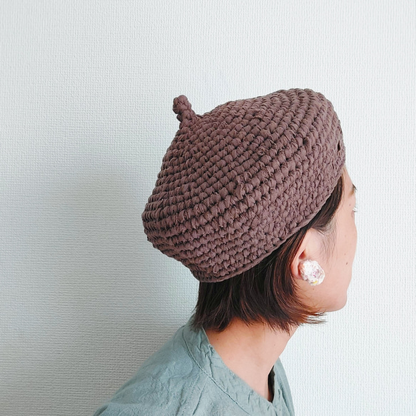 裂き編みのベレー帽（ブラウン） 1枚目の画像