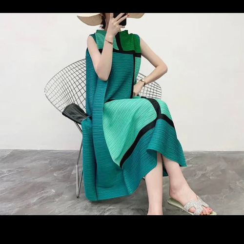 PLEATS PLEASE! 幾何学模様 ノースリーブワンピース　サイズ3 プリーツマキシワンピース 幾何学模様 ノースリーブ ワンピース