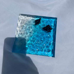 新作　インテリアアートブロック　ラージ　エメラルドブルーの海とマンタ達　スケルトン海　 4枚目の画像