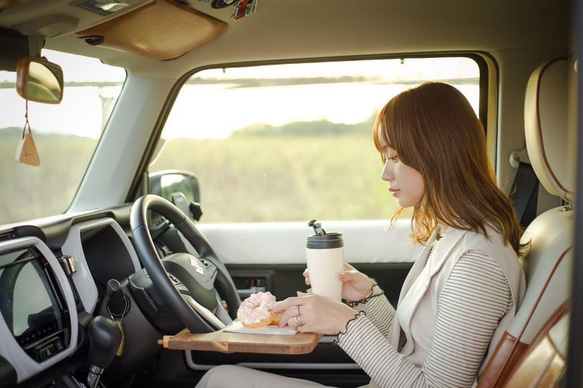 移動できる 書斎 車載デスク ワークデスク 運転席 食事 仕事 ウォールナット 無垢材 Sサイズ 6枚目の画像