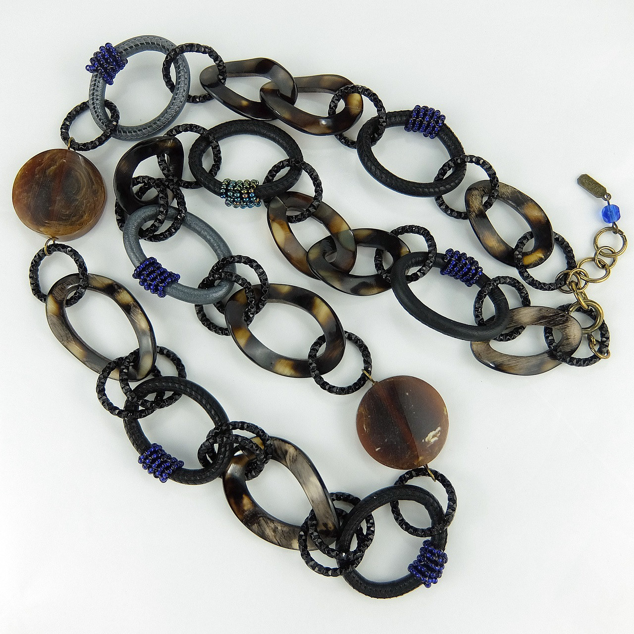 エッセレ・ナチュラルホーンリングとレザー＆樹脂チェーン ロングネックレス　ブルーヴァージョン 4,672円