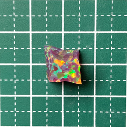 《人工オパール》(ネオンオパール) 原石 マダー/オレンジ斑 1.6g (樹脂含侵) 2枚目の画像