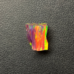 《人工オパール》(ネオンオパール) 原石 マダー/オレンジ斑 1.6g (樹脂含侵) 1枚目の画像