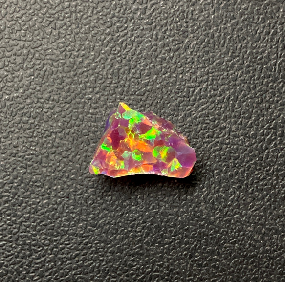 《人工オパール》(ネオンオパール) 原石 マダー/オレンジ斑 0.9g (樹脂含侵) 1枚目の画像