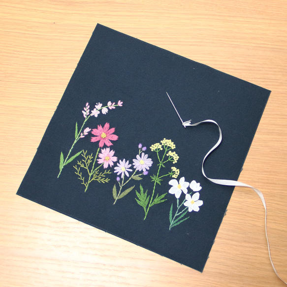 帆布のミニトートバッグ　野の花刺繍　ダークグレー 9枚目の画像