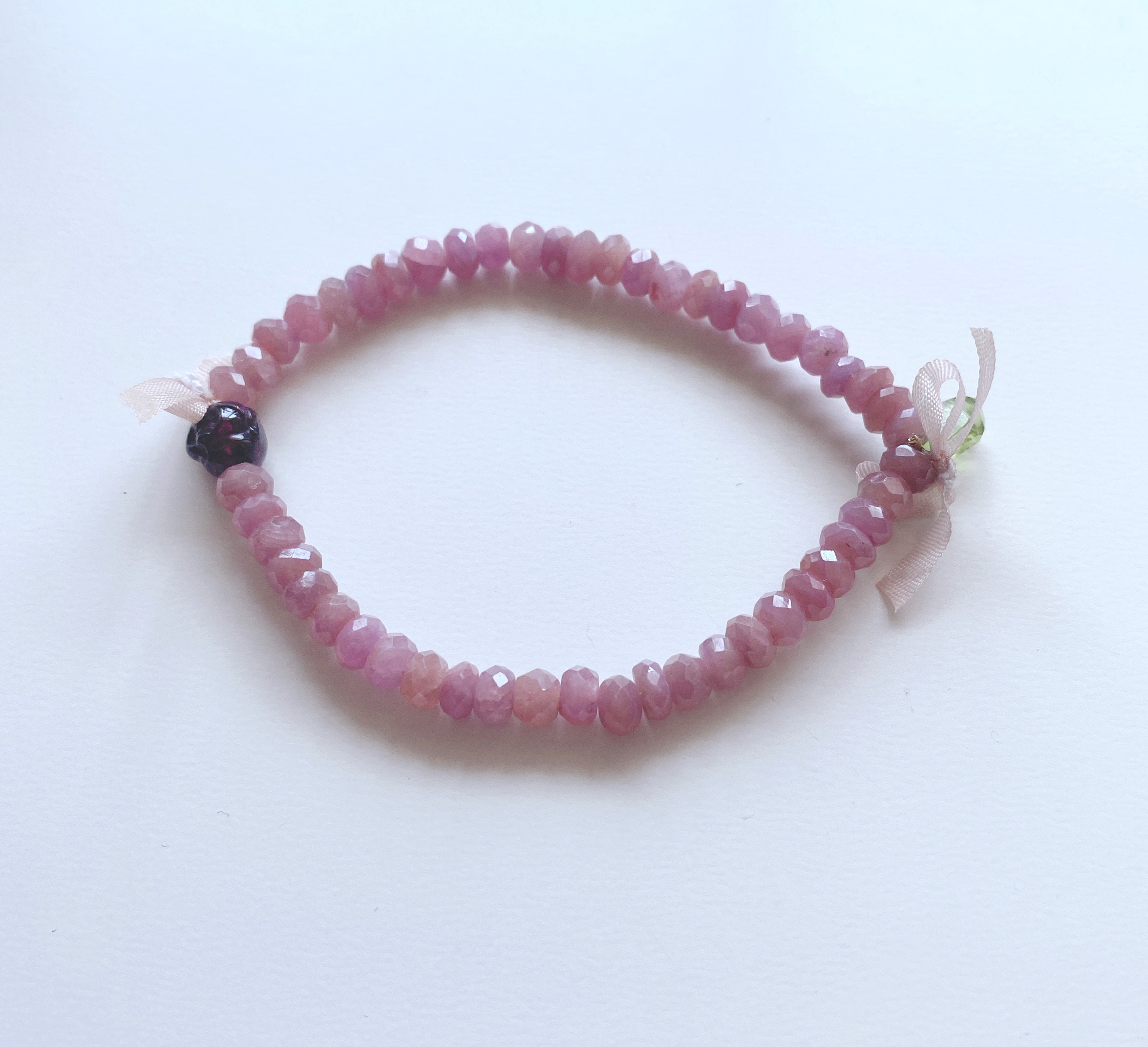 【8-42】ピンクサファイアと、ロードナイトガーネットの恵比寿様のブレスレット