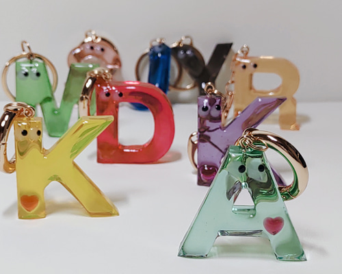 イニシャルキーホルダー♪ メタルイニシャルチャーム付き【フラワーアクリルキーホルダー