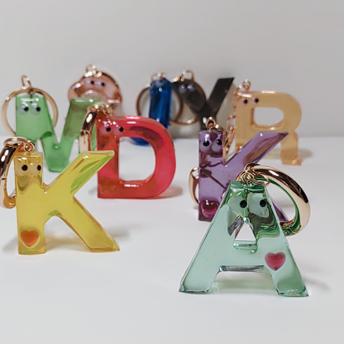 目が合う！イニシャルキーホルダー ☆ギフトにも☆ キーホルダー