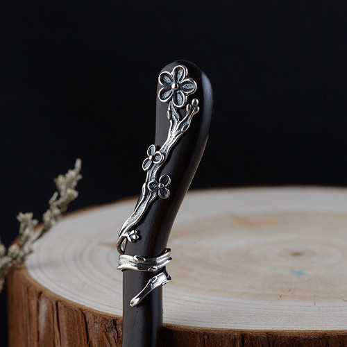 黒檀のかんざし：美しさと伝統が融合する華やかに彩るアクセサリー  