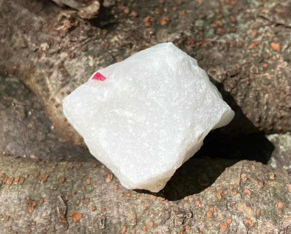 ミャンマー産　レッドスピネル　母岩付き原石　② 2枚目の画像