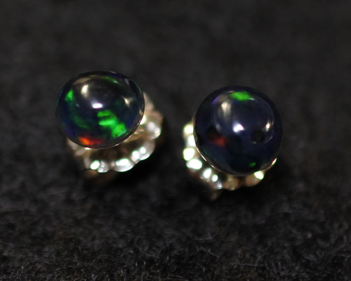 1点もの・アウトレット）ブラックオパールのスタッドピアス（5mm