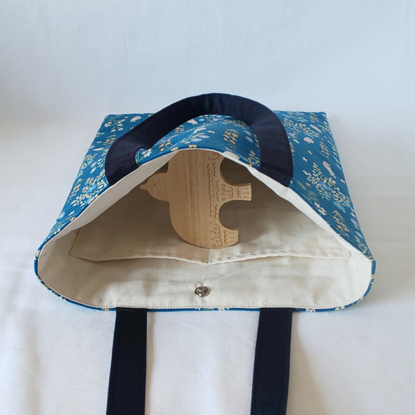 ぺたんこトートバッグ 布製 A4収納 肩掛け ボタニカルキャット柄 スモークブルー 4枚目の画像