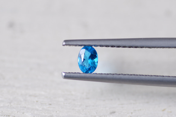 ブルー・アパタイト＊オーバル・カット＊0.14ct＊4.0×2.9mm＊AP-015 4枚目の画像