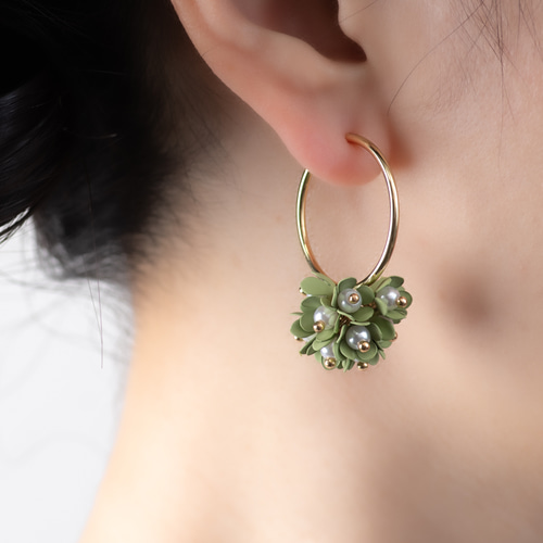 K14gf パールフラワーブーケ【くすみグリーン】 フープイヤリング