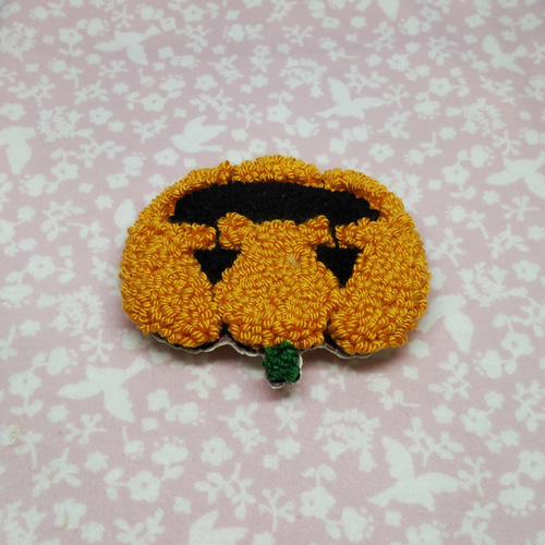 かぼちゃ③　ベージュ生地　刺繍ブローチ　ハロウィン かぼちゃの刺繍ブローチ ハロウィン ジャックオランタン ブローチ