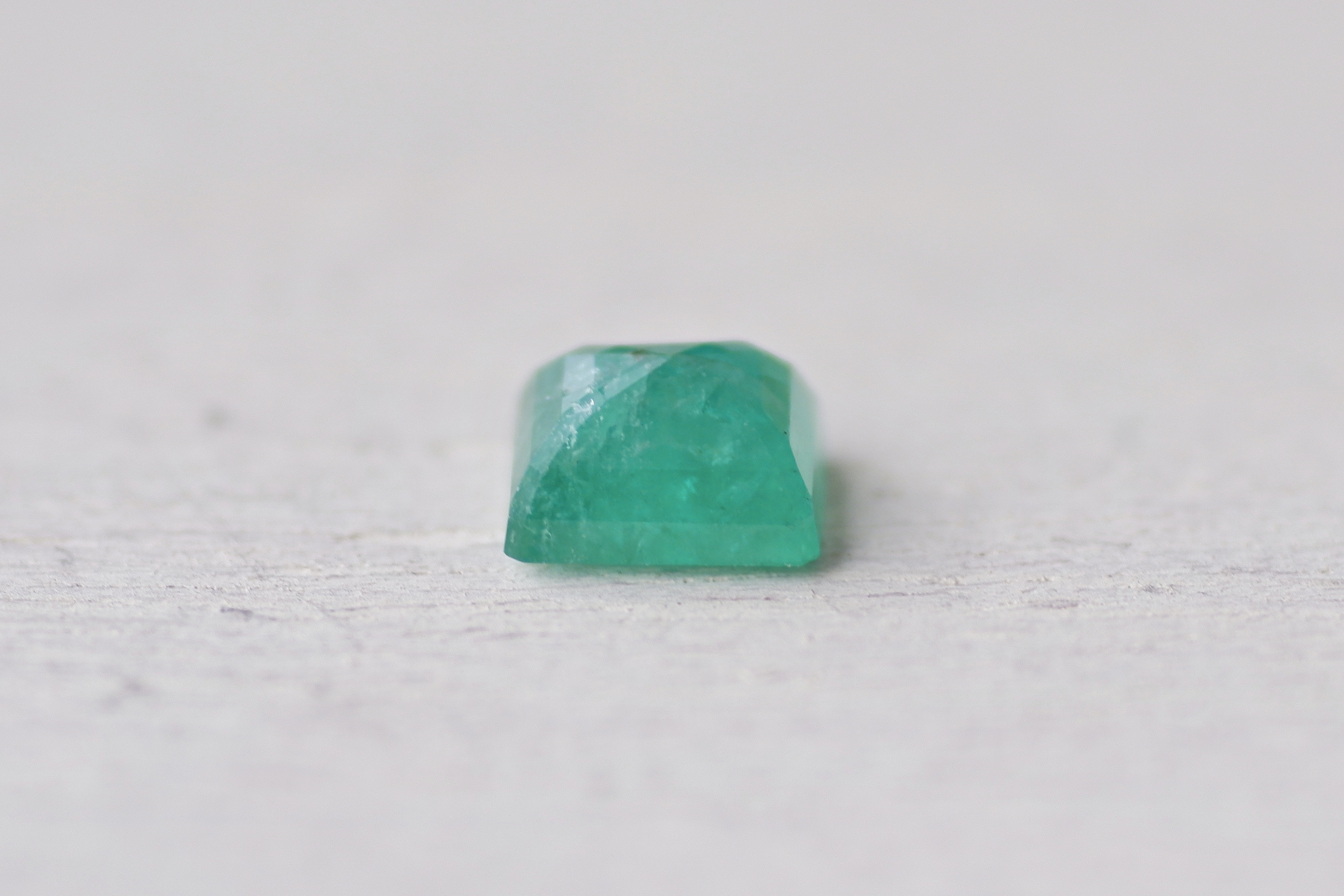 エメラルド＊オクタゴン・カット＊1.29ct＊6.4×5.5mm＊BEE-012